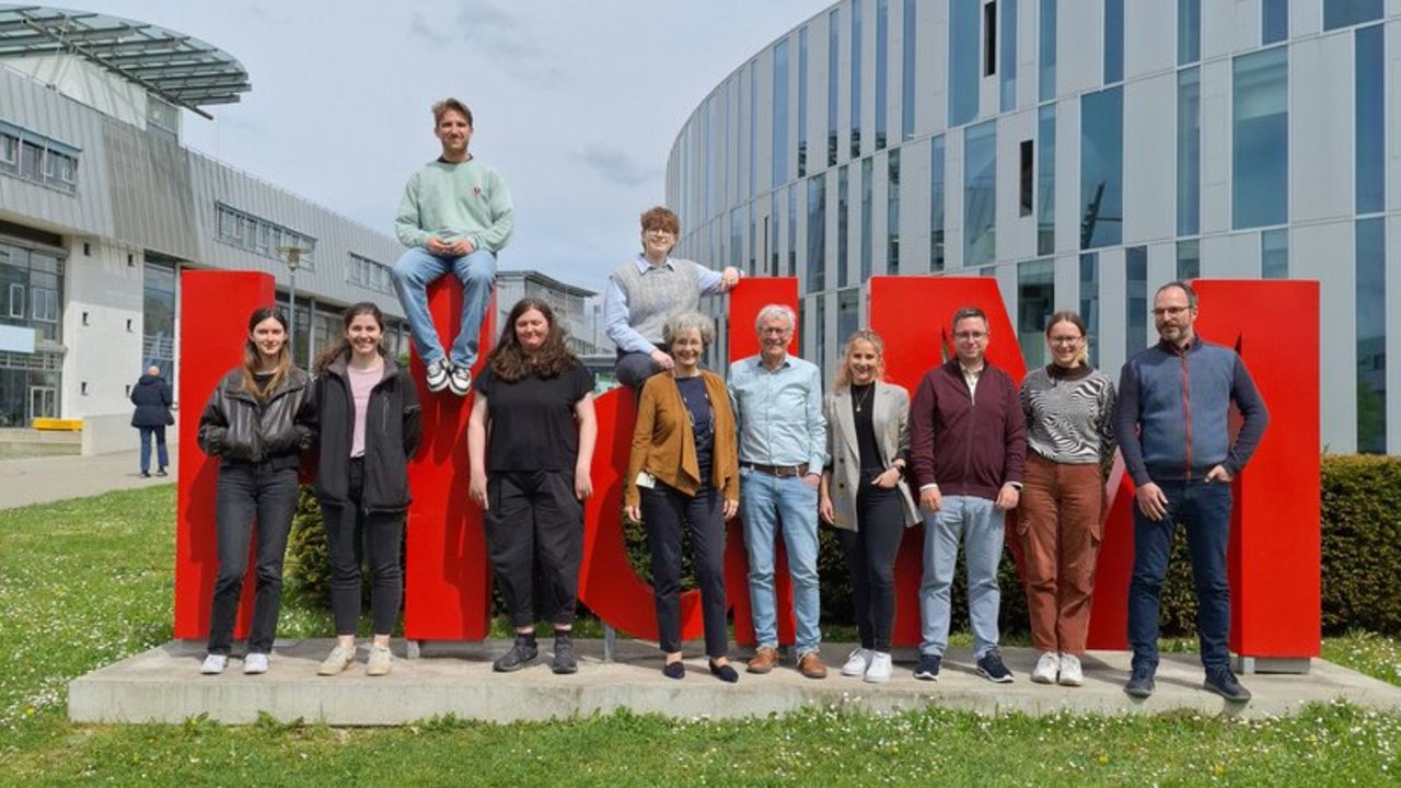 Auf diesem Bild sehen Sie ein Gruppenfoto. 