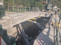 Auf diesem Bild sehen Sie den Abbruch des Überbaus mittels Bagger