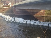 Auf diesem Bild sehen Sie die Errichtung des Fangedamms mithilfe von Big-Bags