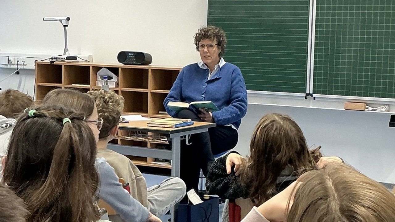 Regierungspräsidentin Sylvia M. Felder liest Grundschülerinnen und Grundschülern der Karl-Julis-Späth-Schule im Rahmen des Bundesweiten Vorlesetags vor