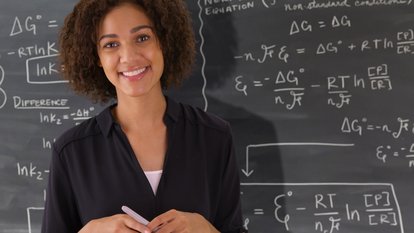 Lehrkraft im Dienst Lehrerin an der Tafel