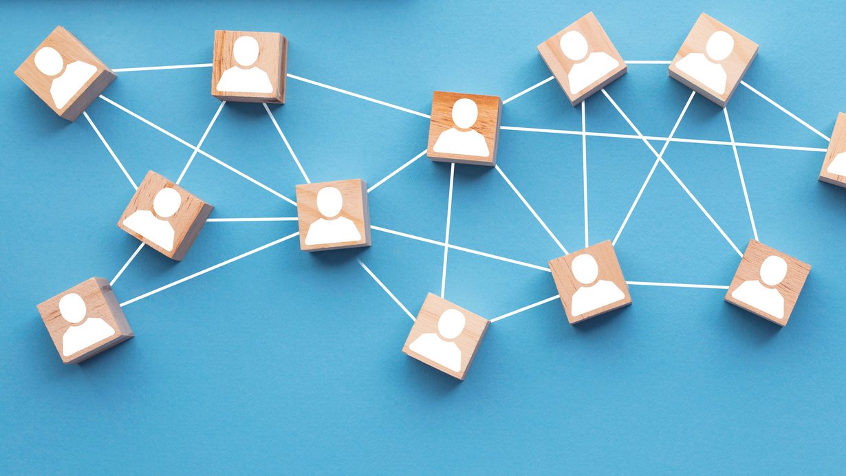 Auf blauem Hintergrund verbundene Holzklötze