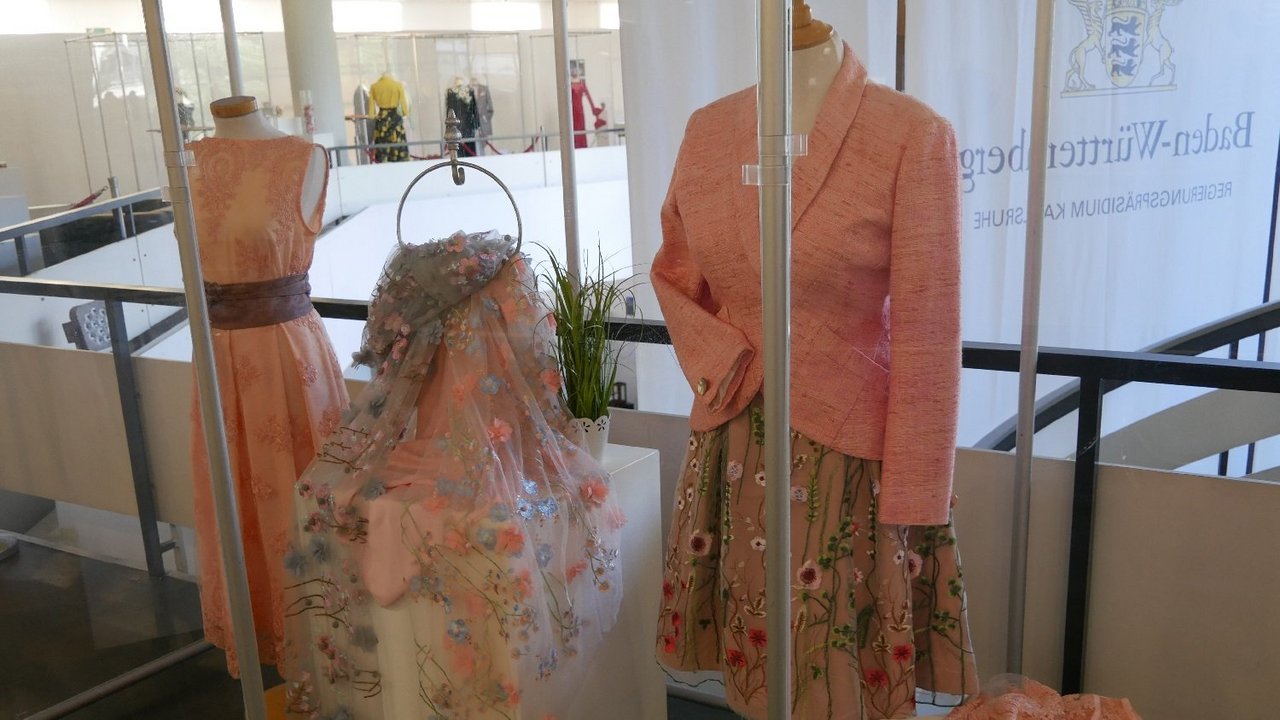 Ein Einblick in die Modeausstellung, die bis zum 5. Juli 2024 im Regierungspräsidium Karlsruhe am Rondellplatz zu sehen ist.