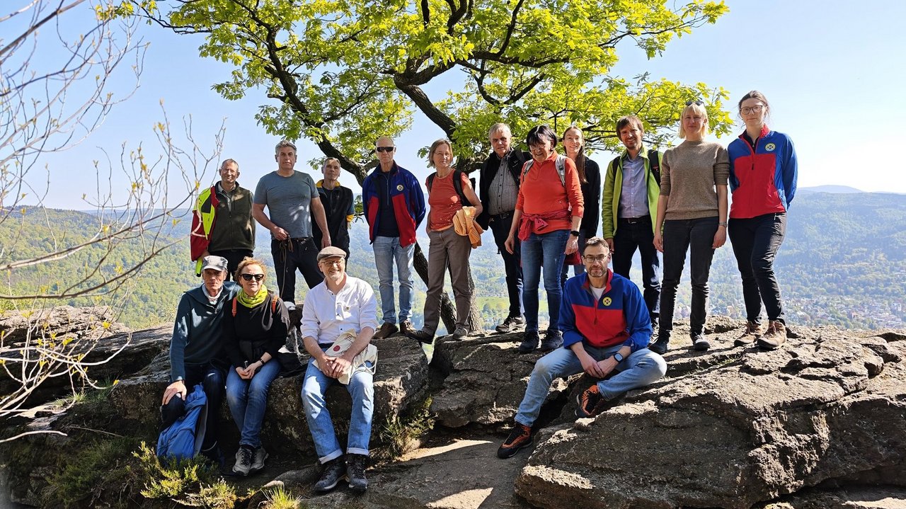 Gemeinsames Treffen am vorgeschlagenen Aussichtspunkt auf dem Felskopf an der Bergwachthütte