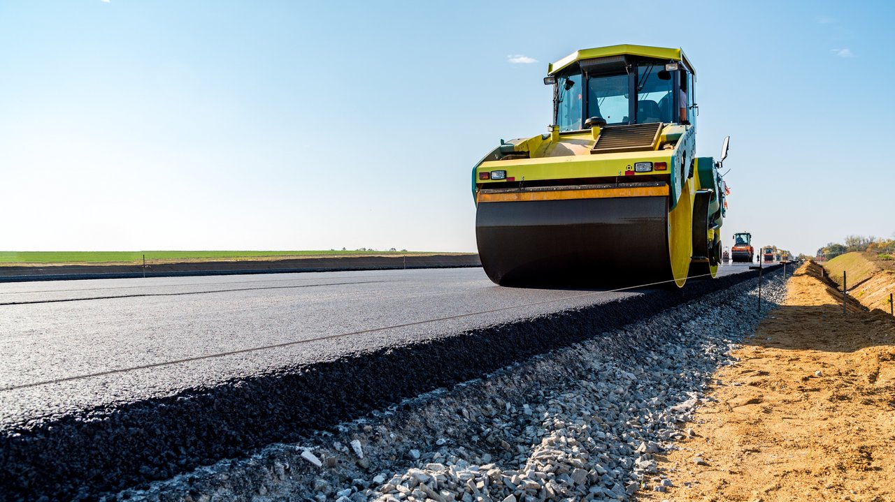 Eine neue Straße wird geteert