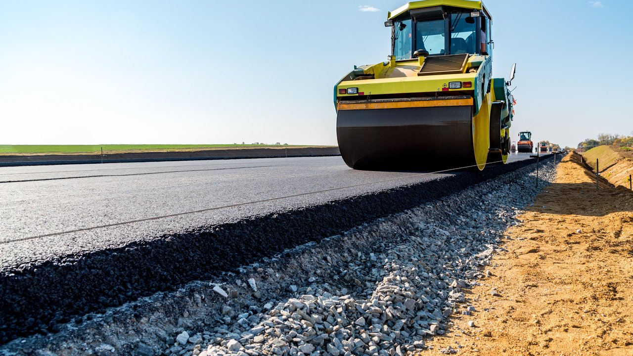 Eine neue Straße wird geteert