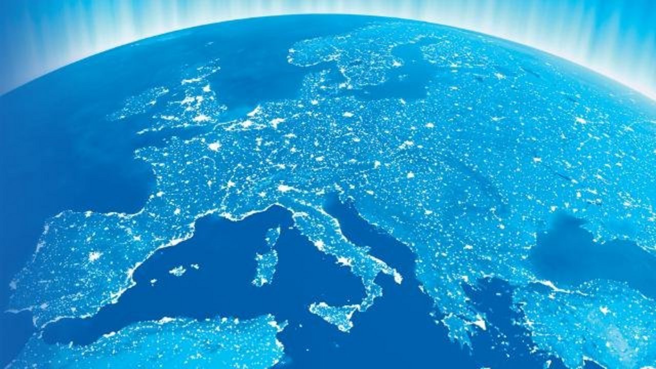 Europäischer Kontinent aus dem All bei Nacht fotografiert, dabei ist der Kontinent hellblau eingefärbt und die Hauptstädte und größere Städte leuchten gelb. 