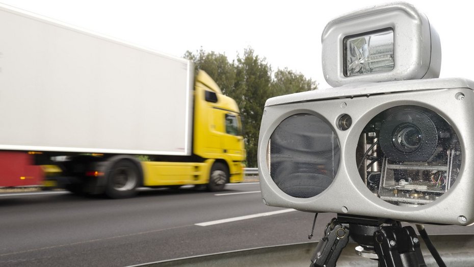 Geschwindigkeitsradar Geschwindigkeitsradar an der Autobahn; im Hintergrund ein Lkw mit gelbem Führerhaus