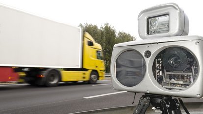 Geschwindigkeitsradar Geschwindigkeitsradar an der Autobahn; im Hintergrund ein Lkw mit gelbem Führerhaus
