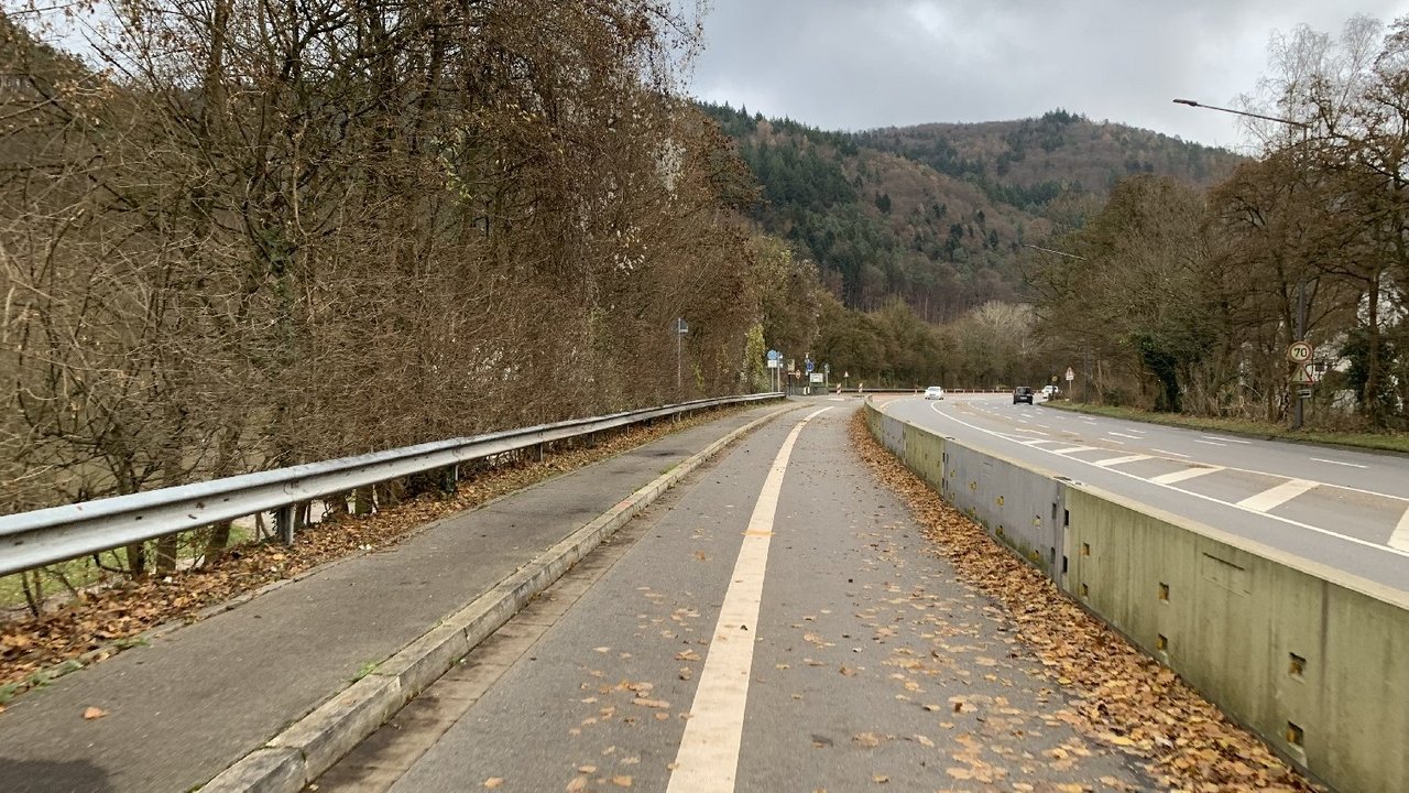 Blick auf den aktuell eingerichteten Radweg auf Höhe der Einmündung B 37 / Am grünen Hag