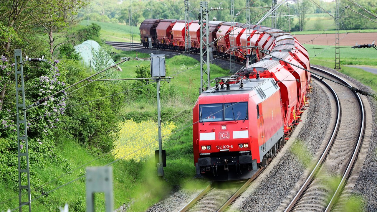 Eine Ellok der Baureihe 152 der DB Cargo mit einem Ganzzug für den Kalitransport im Haunetal.