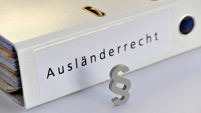 Ordner mit Beschriftung Ausländerrecht Ordner mit Beschriftung Ausländerrecht, davor Paragraphenzeichen