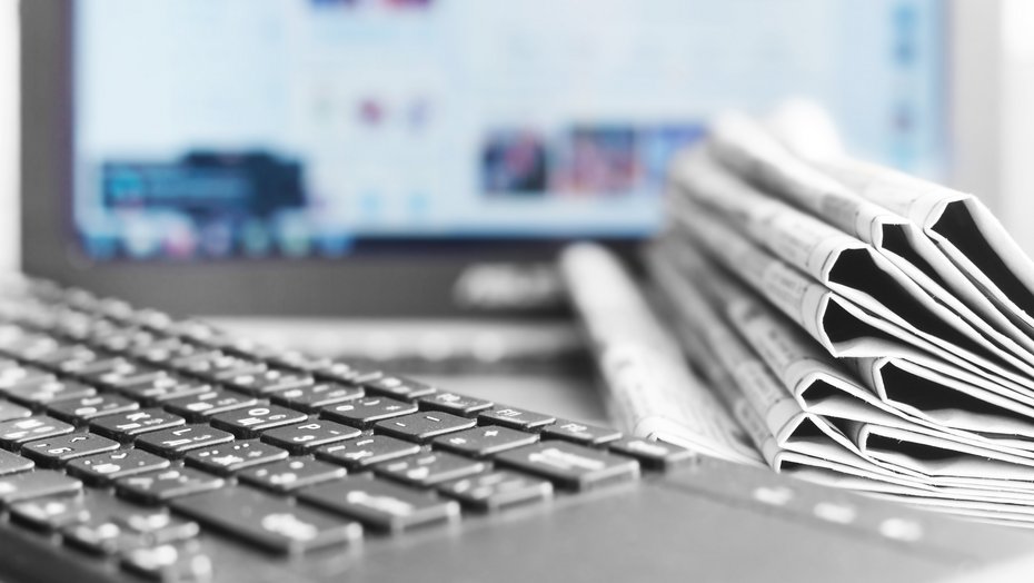 Pressekontakt Regierungspräsidium Karlsruhe Zeitungen vor einem Bildschirm
