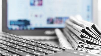 Pressekontakt Regierungspräsidium Freiburg Zeitungen vor einem Bildschirm