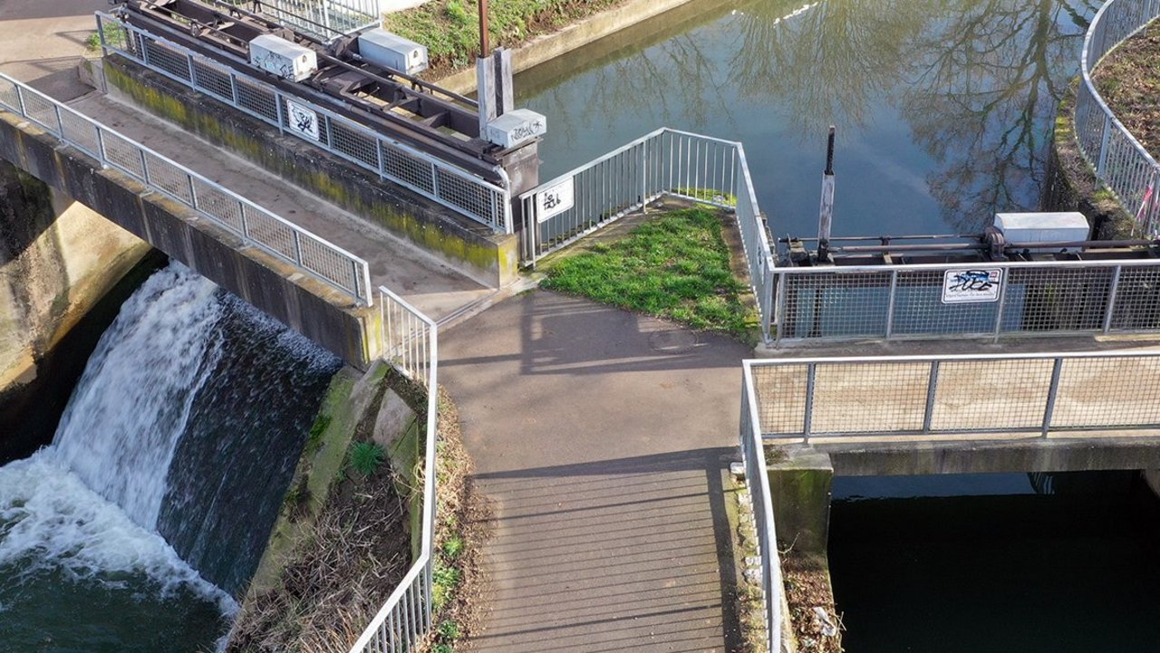 Das Absturzbauwerk in Bruchsal. Von rechts oben kommt der Saalbach und teilt sich dann auf in den Saalbachkanal (links im Bild über das Absturzbauwerk 402) und den Saalbach (rechts im Bild).