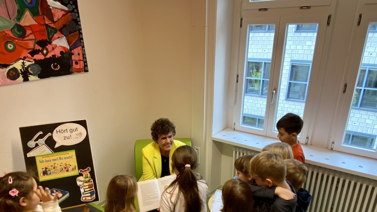 Regierungspräsidentin Sylvia M. Felder liest Grundschülerinnen und Grundschülern der Hans-Thoma-Schule in Karlsruhe im Rahmen des Bundesweiten Vorlesetags vor