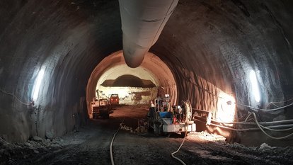 Blick in die Hauptröhre des Arlinger Tunnels in Pforzheim Blick in die Hauptröhre des Arlinger Tunnels in Pforzheim. Das Bild wurde während der bergmännischen Vortriebsarbeiten der Sohle und Strosse (untere Hälfte des Tunnelquerschnitts) aufgenommen.