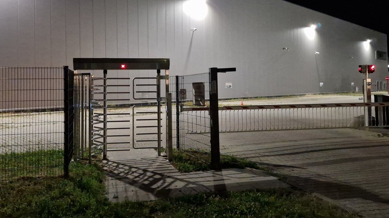 Das Anstrahlen von Fassaden ist mit hohen Energiekosten verbunden. Das entstehende Streulicht bewirkt über große Entfernungen einen „Staubsaugereffekt“ auf Insekten. Von April bis September gilt daher ein grundsätzliches Verbot für die Beleuchtung von Fassaden aller baulichen Anlagen – auch von gewerblichen Gebäuden.