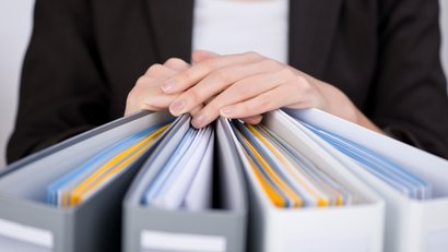 Landesinformationsfreiheitsgesetz Frau mit Aktenordnern