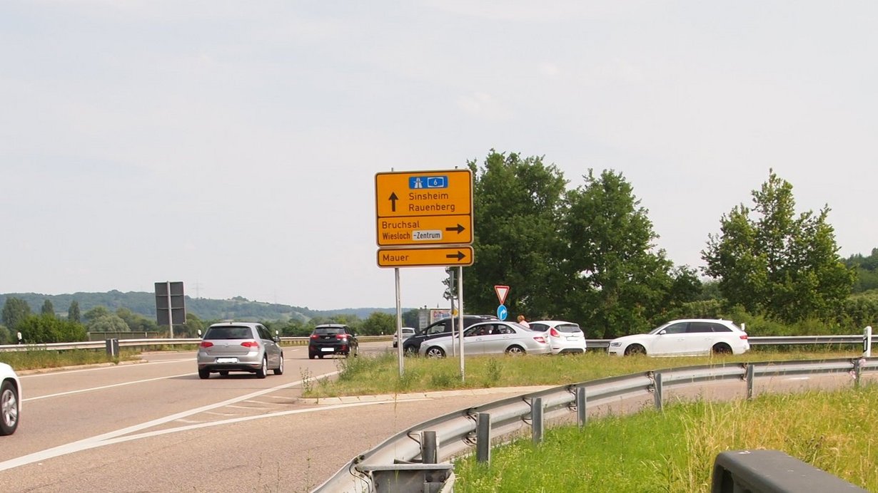 Anschluss der L 594 (Südtangente Wiesloch, Südwest-Rampe) an die L 723 im nachmittäglichen Berufsverkehr; Blickrichtung zur A 6
