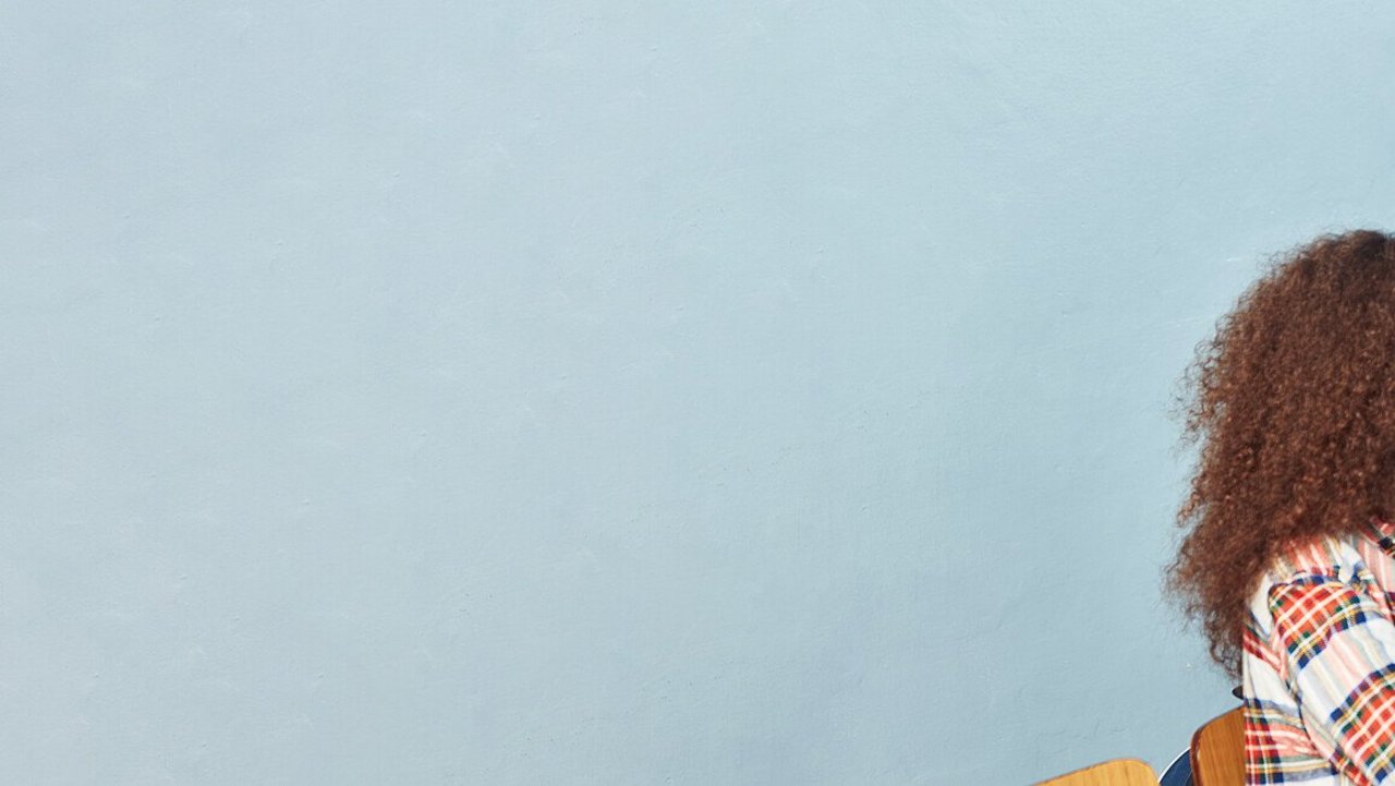 Eine Frau und drei Kinder an einem Rechner