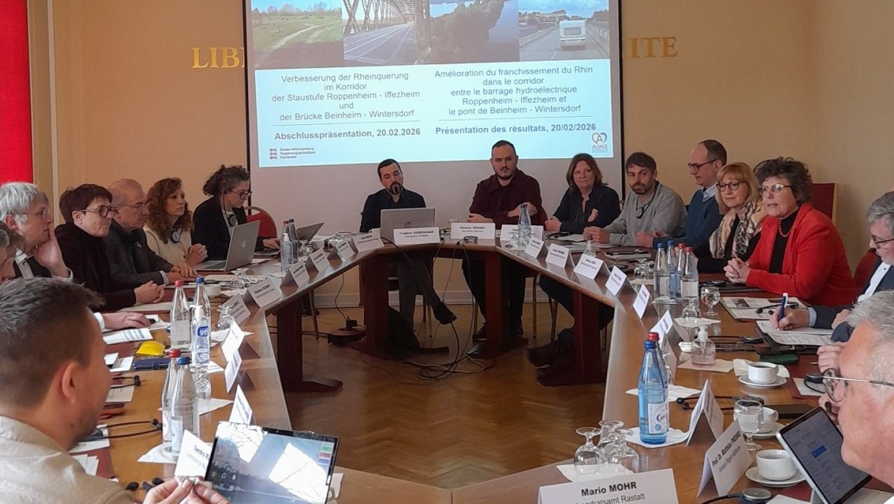 Regierungspräsidentin Sylvia M. Felder, Vorsitzende des politischen Begleitkreises des Projektes „Verbesserung der Rheinquerung im Korridor Beinheim-Wintersdorf / Roppenheim – Iffezheim“, begrüßte die Ergebnisse des Endberichtes