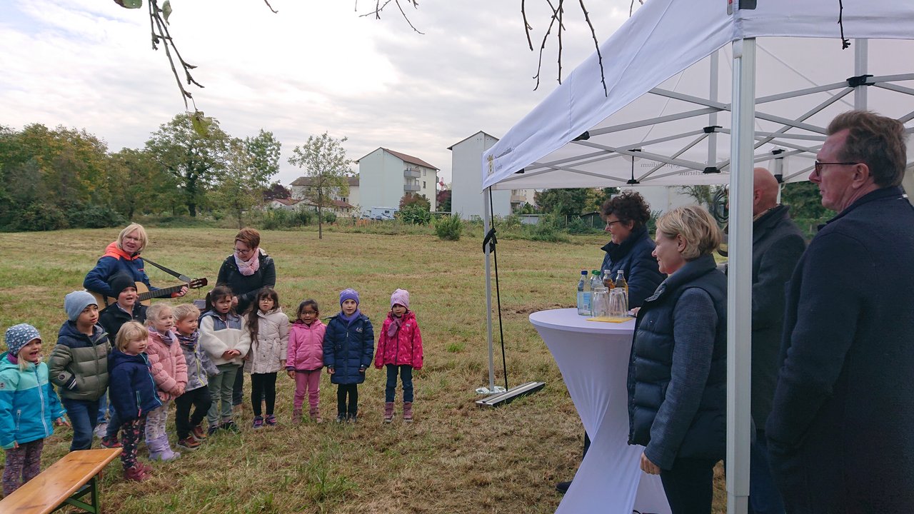 Die Kinder des Eine-Welt-Familienzentrums in Wiesloch singen zum Auftakt des Spatenstichs zum Ausbau Leimbach-Oberlauf
