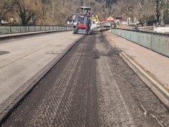 Auf diesem Bild sehen Sie den Beginn der Fräsarbeiten des Fahrbahnbelags