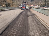 Auf diesem Bild sehen Sie den Beginn der Fräsarbeiten des Fahrbahnbelags