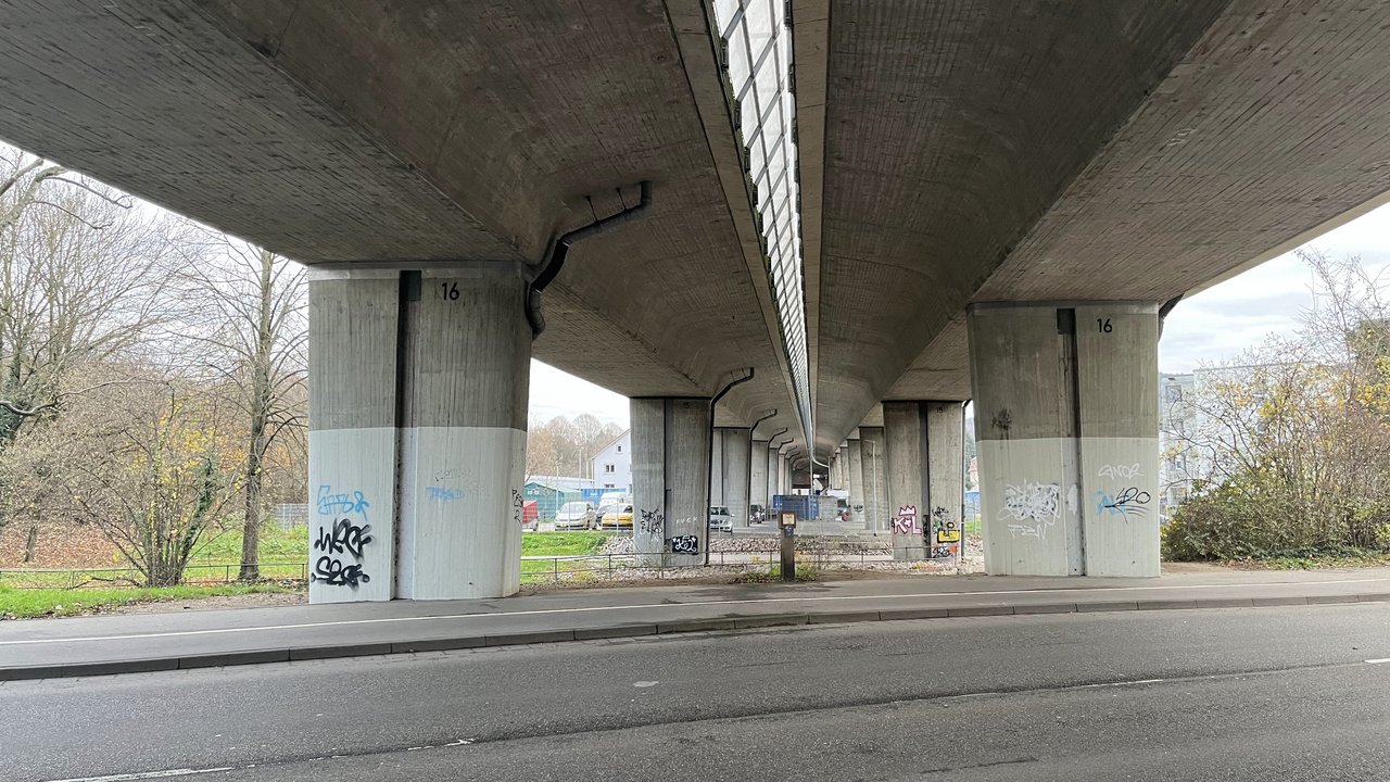 Auf diesem Bild sehen Sie eine Brücke.