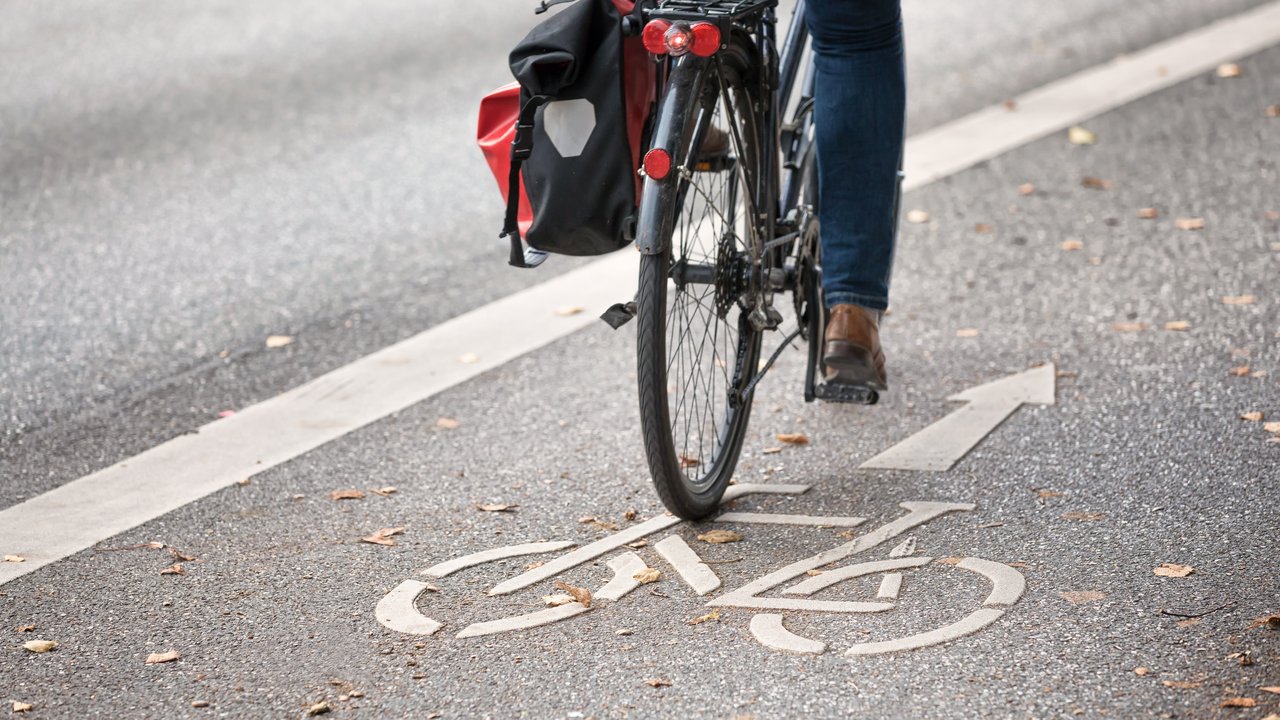 Fahrradfahrer auf einem Radweg