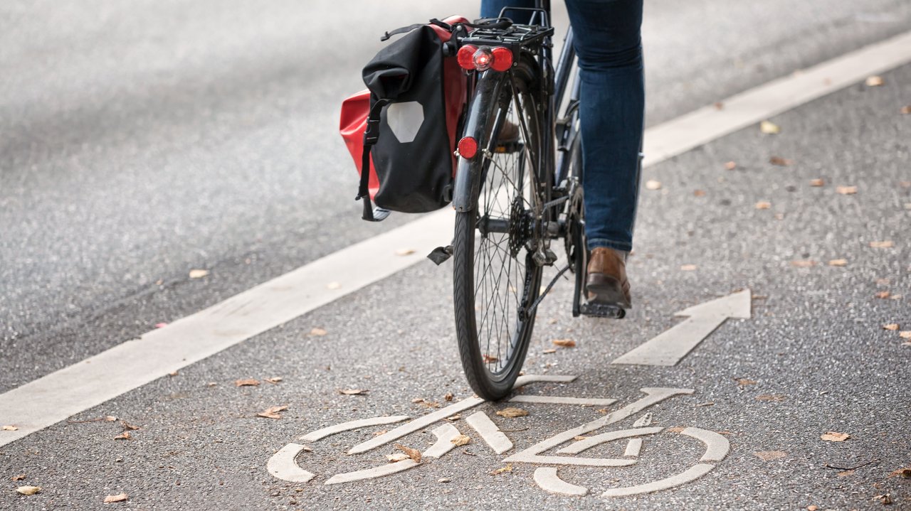Fahrradfahrer auf einem Radweg