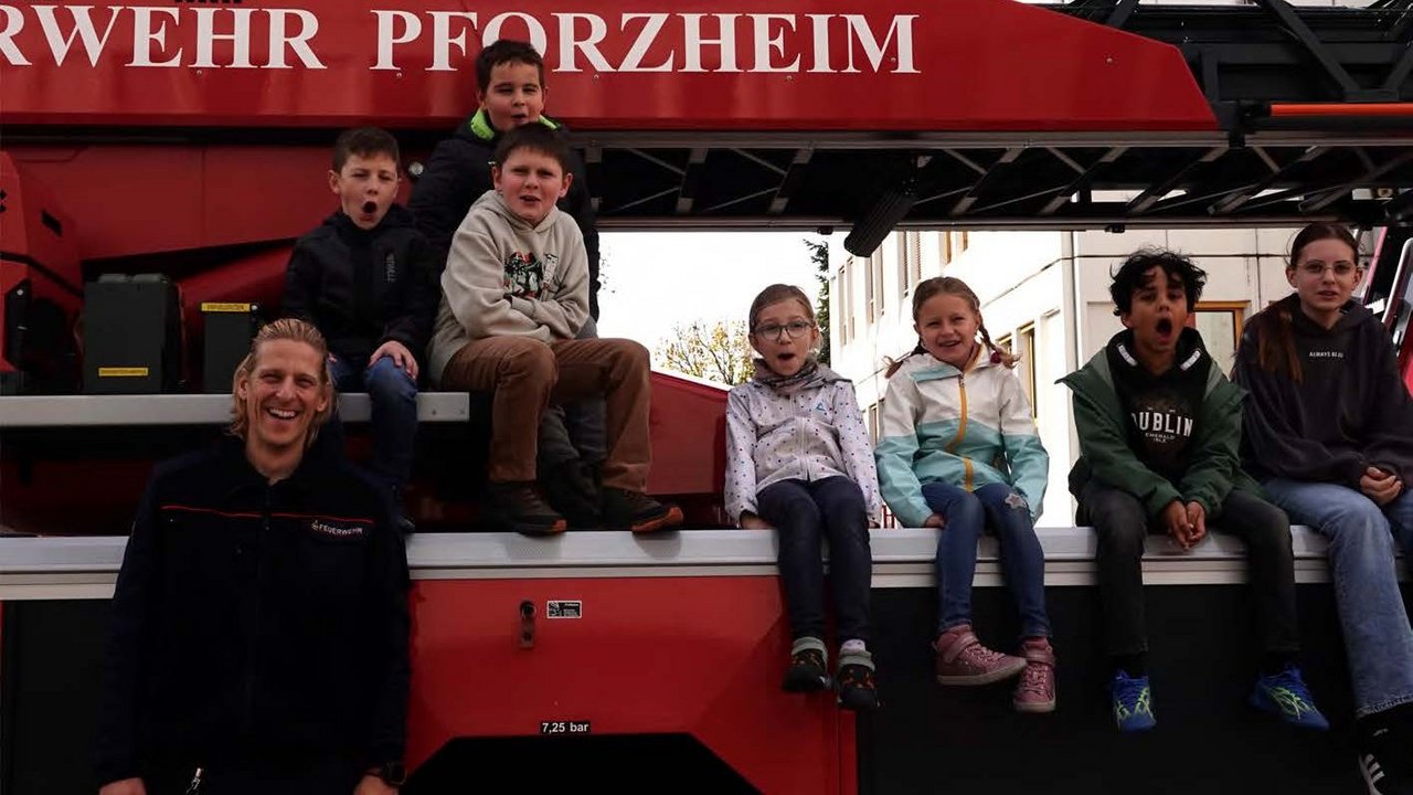 HEISS AUF LESEN-Gewinnergruppe mit Feuerwehrmann Rocco Abt von der Berufsfeuerwehr Pforzheim 