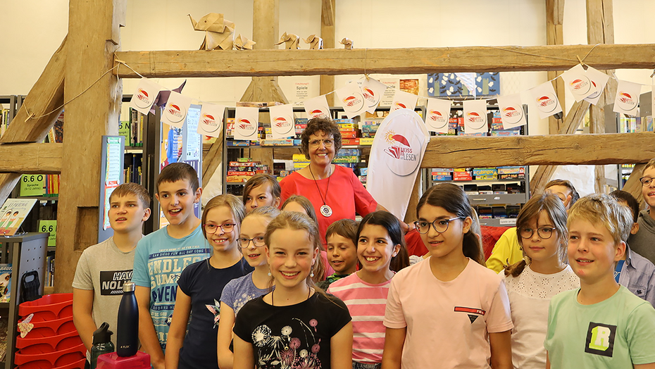 Regierungspräsidentin Sylvia M. Felder und Schülerinnen und Schülern der Ludwig-Uhland-Schule bei der Eröffnung der Sommerleseclubaktion HEISS AUF LESEN©
