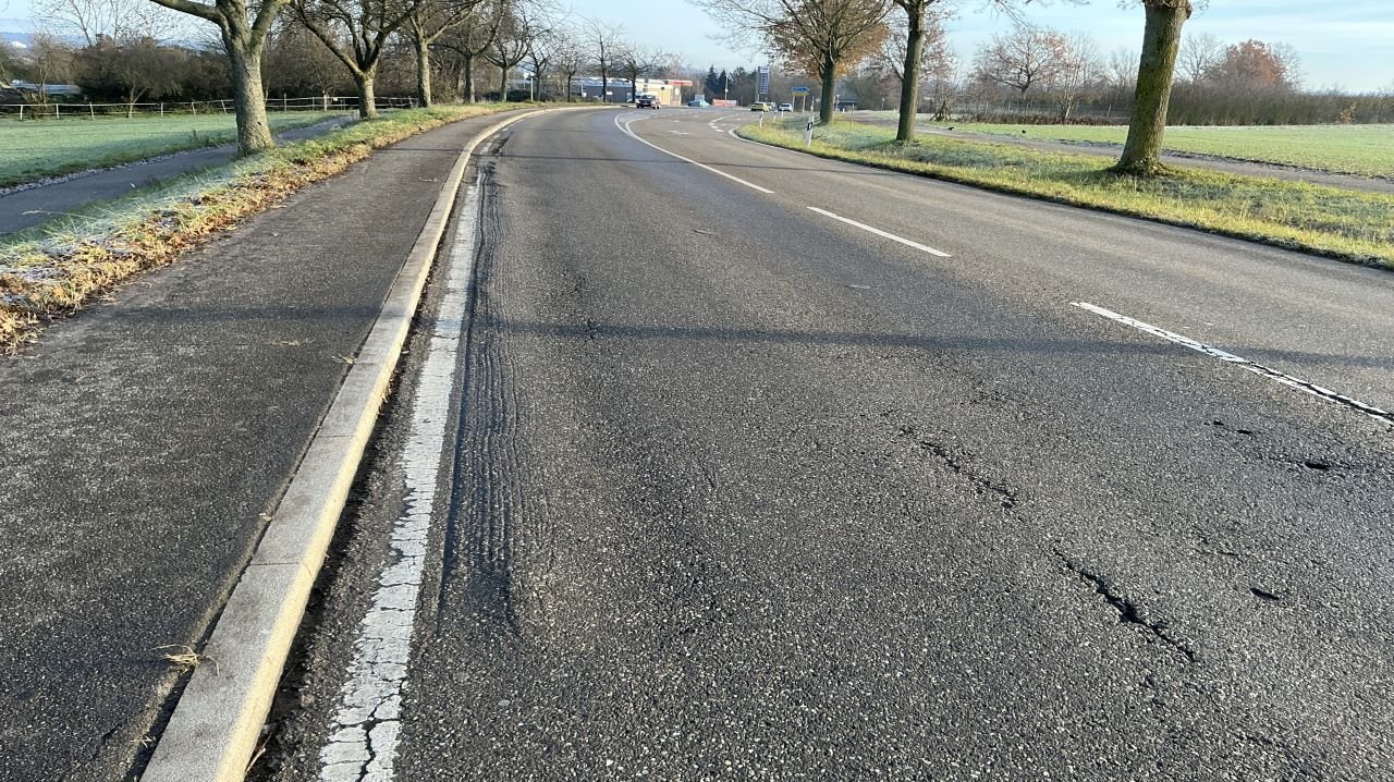 Risse und Verdrückungen auf der derzeitigen Fahrbahn