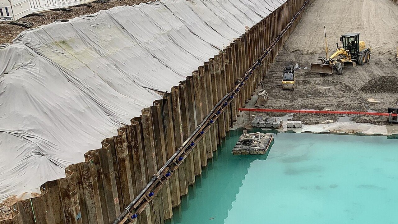 Aktuelle Bauaktivitäten Teilprojekt Grundwasserwanne Das Ingenieurbauwerk, das heißt das U-förmige Trogbauwerk aus Beton, ist fertiggestellt. Derzeit wird der Regel-Straßenaufbau, wie er auch auf der freien Strecke vorkommt, in den Trog eingebaut. Auf dem Foto ist der Einbau der Kies - / Schotterschichten ersichtlich. In den kommenden Wochen werden auf die Schotterschichten die Asphaltschichten eingebaut.