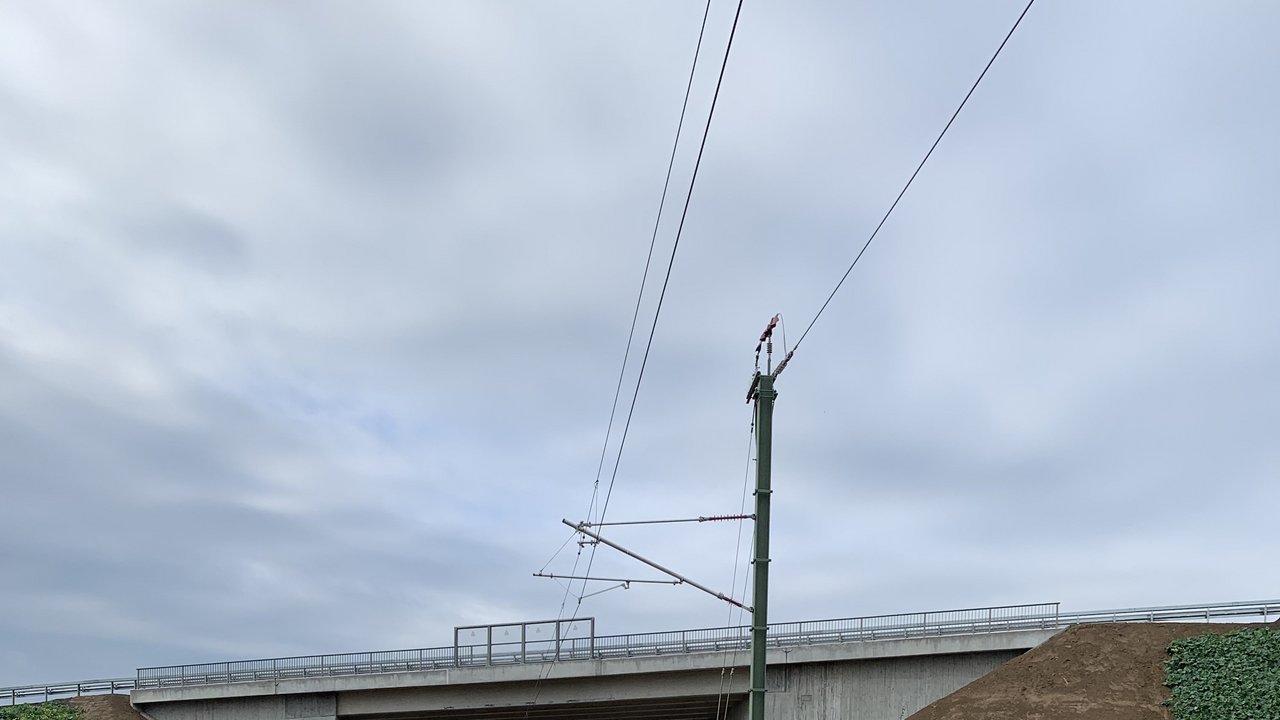 Fertig gestellte Brücke Fertig gestellte Brücke über die Bahnstrecke
