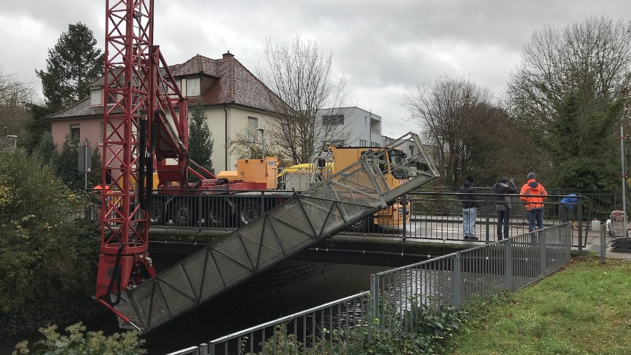 Aufbau des Brückenuntersichtgerätes Auf diesem Bild sehen Sie den Aufbau des Brückenuntersichtgerätes für die Untersuchung und Beprobung der Brücke über die Pfinz am 28. November 2023