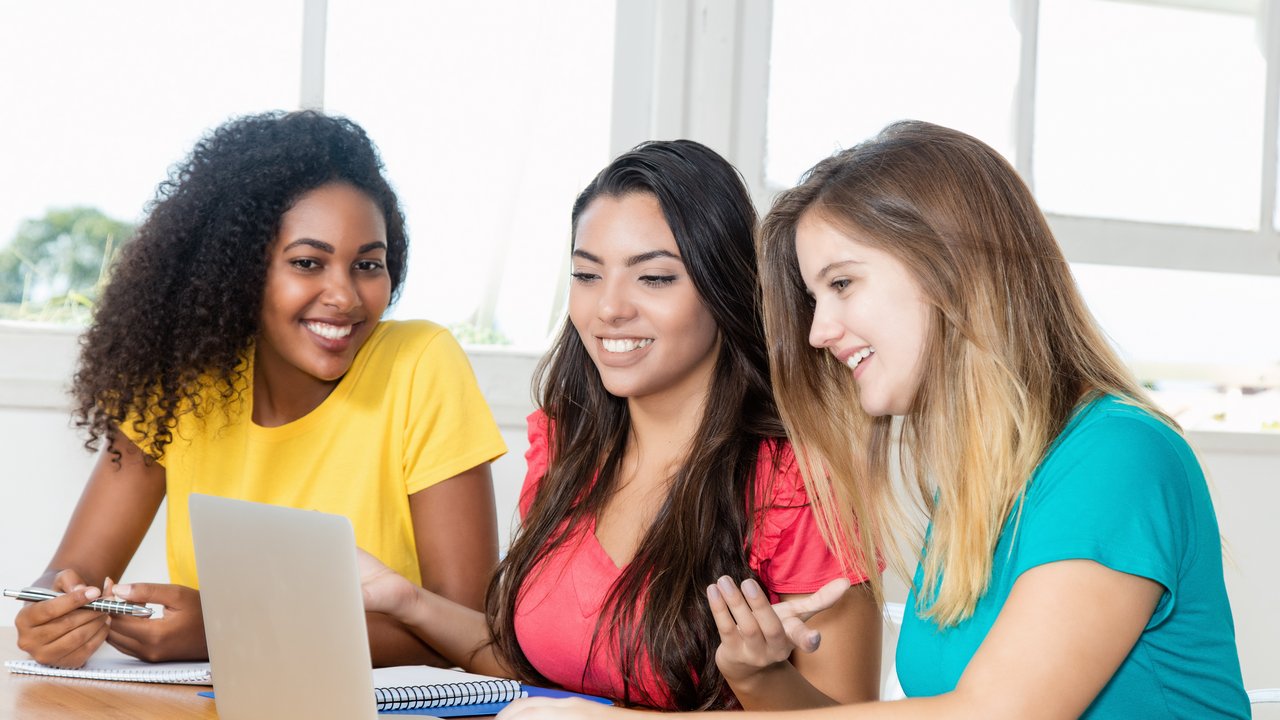 Lehrerinnen Drei Lehrerinnen sitzen am Tisch und besprechen Unterlagen