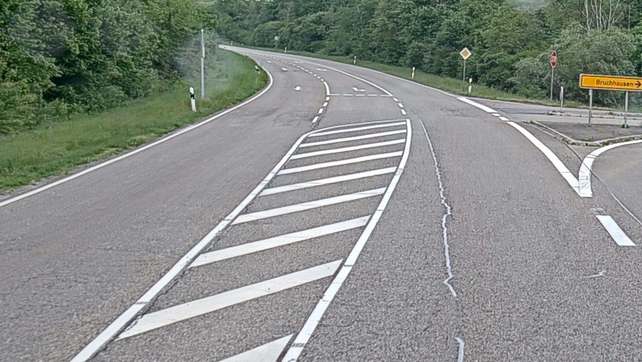 Fahrbahn der Bundesstraße 3 mit Markierung und Ausfahrt Richtung Bruchhausen