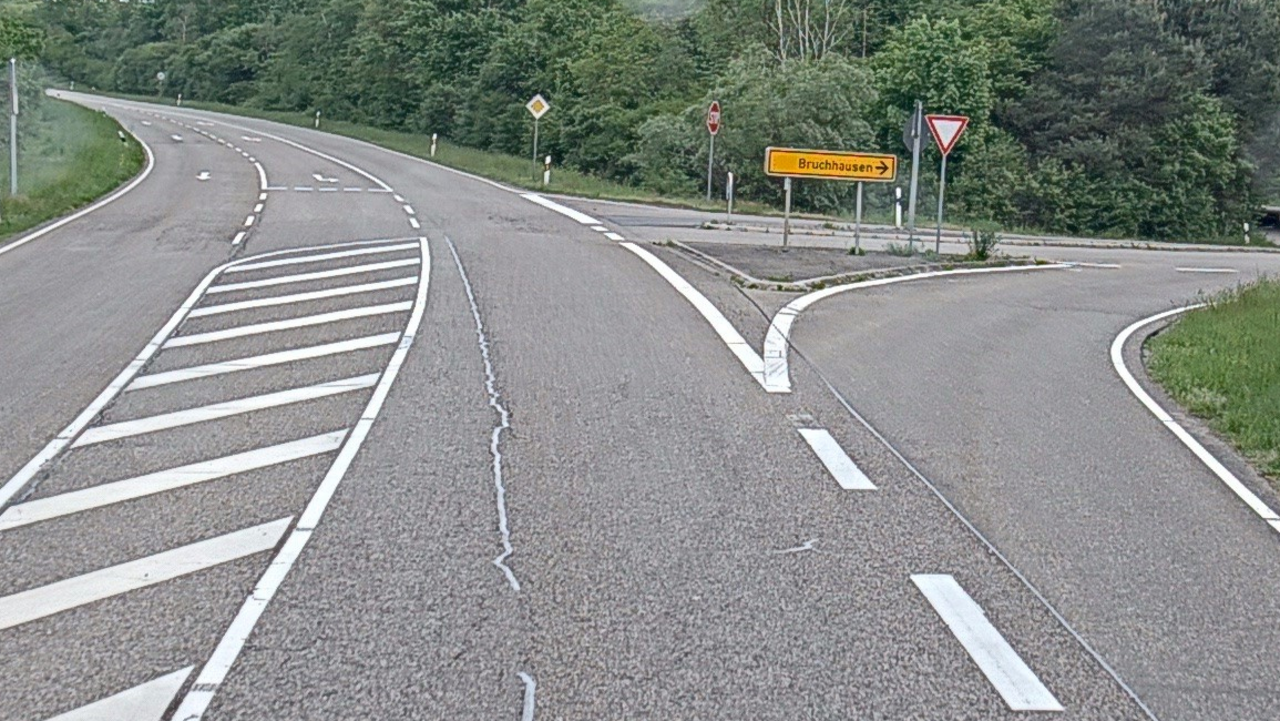 Fahrbahn der Bundesstraße 3 mit Markierung und Ausfahrt Richtung Bruchhausen