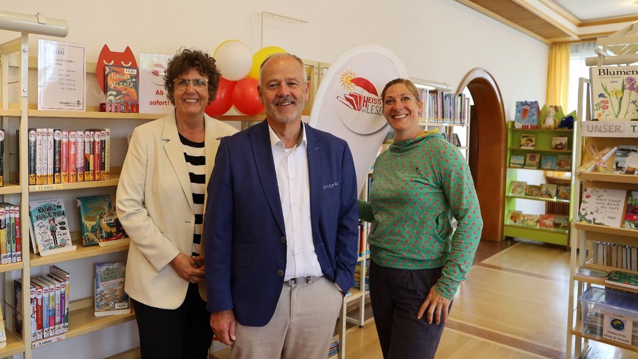 Regierungspräsidentin Sylvia M. Felder, Bürgermeister Wolfgang Fahrner und Autorin Stefanie Höfler