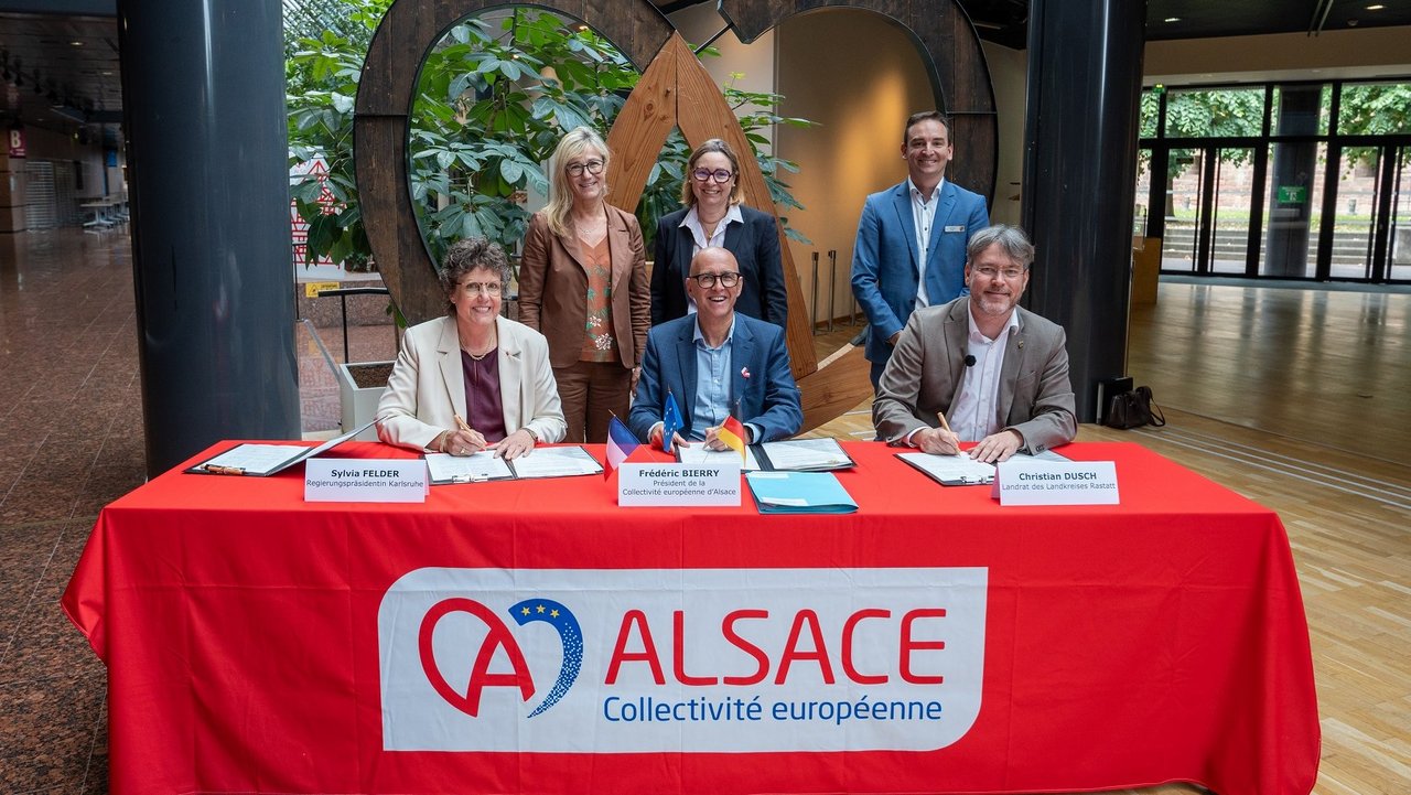 Regierungspräsidentin Sylvia M. Felder, Landrat des Landkreises Rastatt Prof. Dr. Christian Dusch und Präsident der Collectivité européenne d’Alsace Frédéric Bierry bei der Unterzeichnung der Partnerschaftsvereinbarungen.