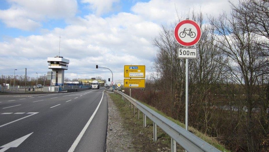 B 500 bei der Schleuse Iffezheim mit Blick in Richtung Frankreich