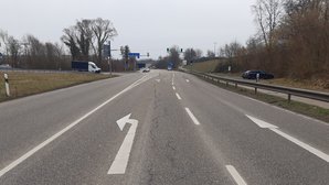 Verkehr auf der Fahrbahn der Bundesstraße 292 mit Rissen und Verdrückungen