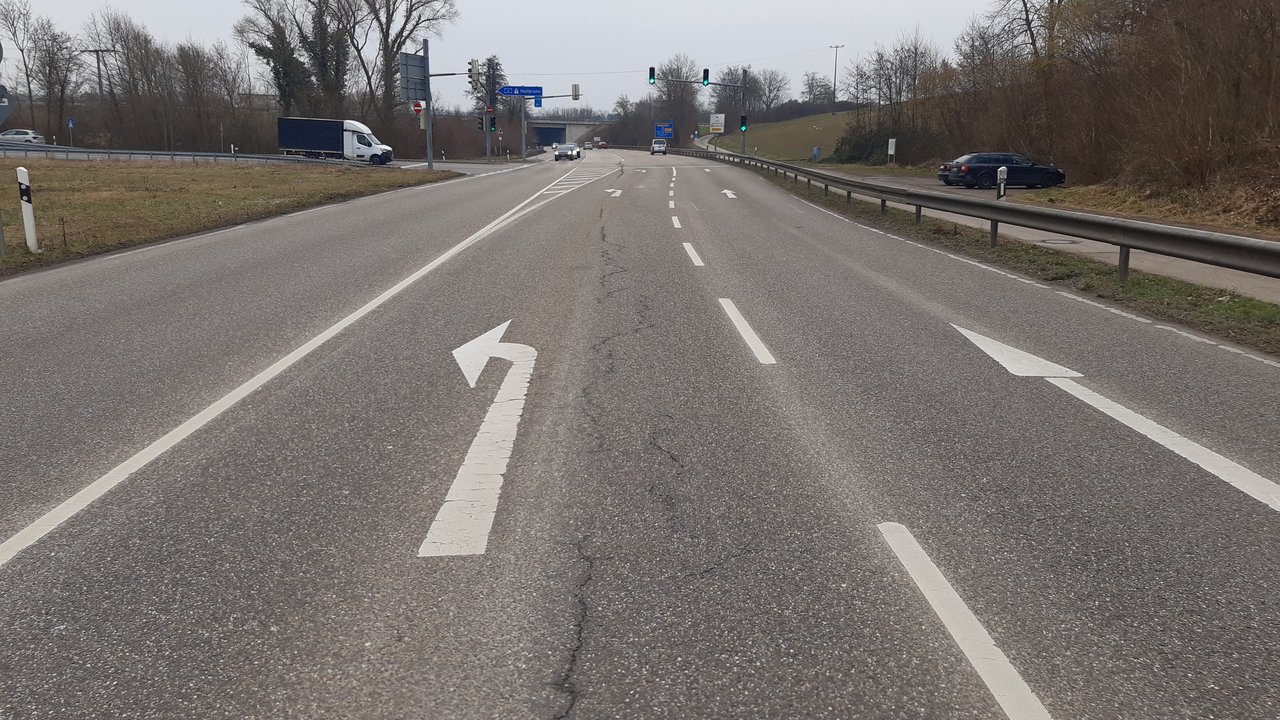 Verkehr auf der Fahrbahn der Bundesstraße 292 mit Rissen und Verdrückungen