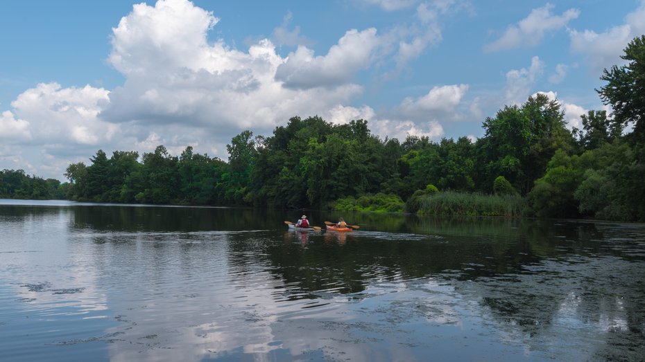 Kanufahrer auf dem Fluß Zwei Kanufahrer auf einem Fluss