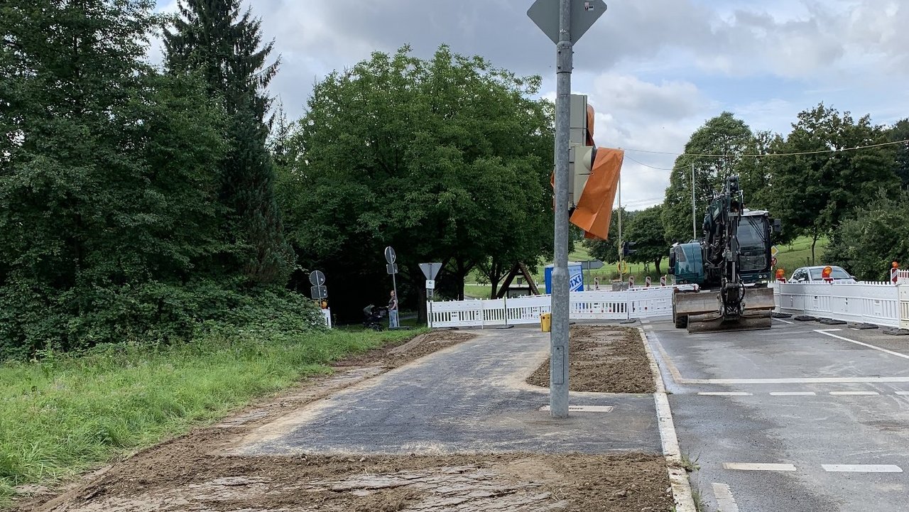 Auf diesem Bild sehen Sie den Blick auf den verbreiterten Geh- und Radweg an der L 549 bei Neidenstein