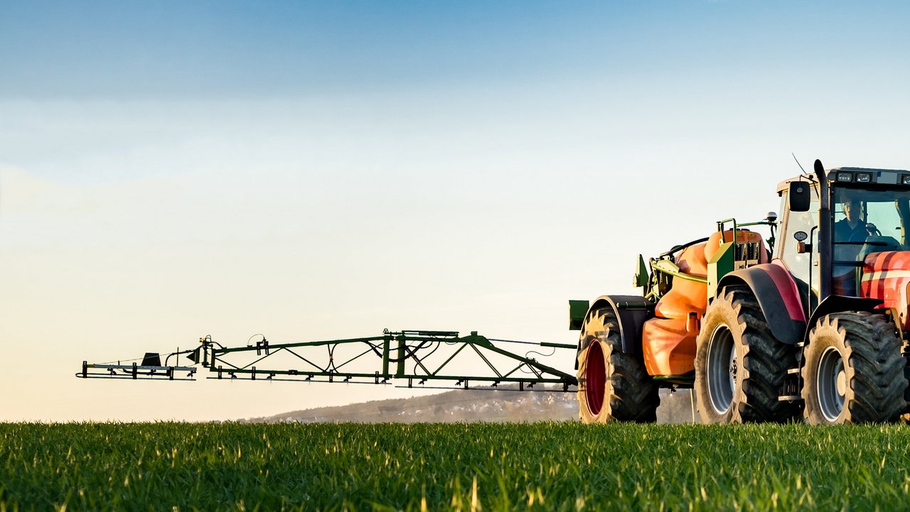 Ausbringen von Pflanzenschutz auf dem Feld