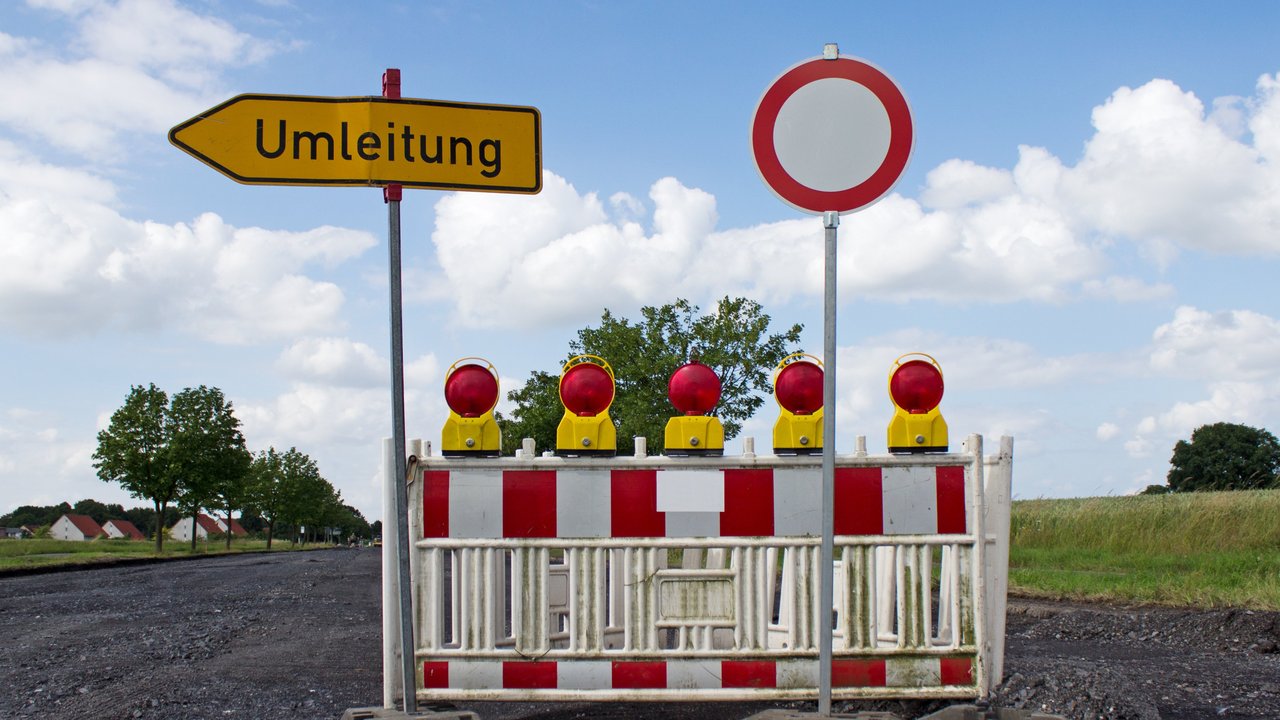 Straßensperrung mit Umleitung